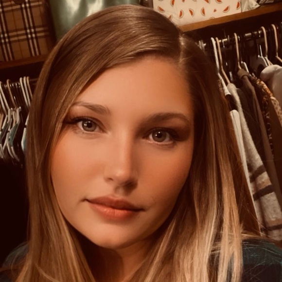 Meet your Posher, Katie - Picture 2 of 3